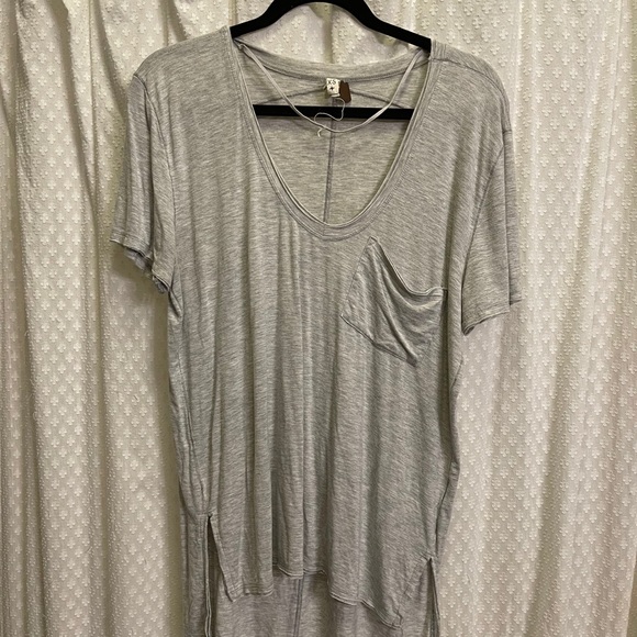 FREE PEOPLE GREY CREWNECK SHIRT • XS